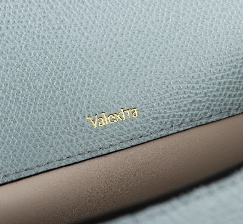 In stock👉Original small size light blue👉Valextra Valextra Iside, known as Italian Hermès, is one of the most representative designs of Valextra. There is no obvious logo, but the simple collective line design is very recognizable, full of architectural art, and shows a capable and intellectual style. It is made of imported palm-print lining cowhide, with up to five stitches of handwork, and the shiny oil edges test the skill of the craftsman. Small size: 22Cm
